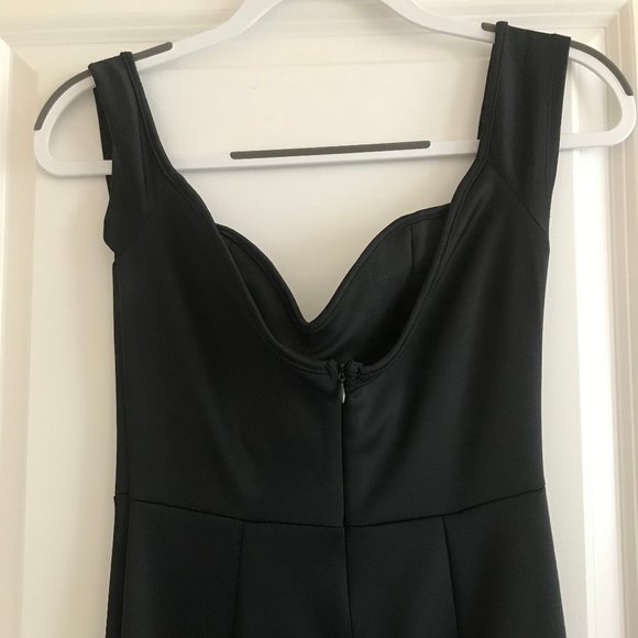 Simple Black and Stretchy Mermaid Gown - Picture 4 of 5